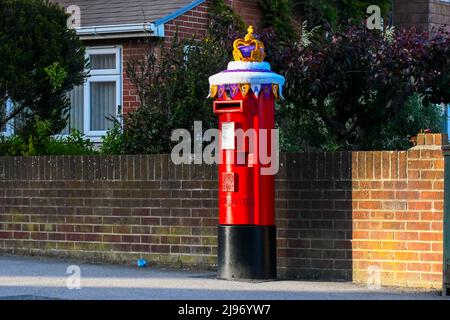 Weymouth, Dorset, Großbritannien. 20. Mai 2022. Zur Feier des Platin-Jubiläums der Königin wurde eine Briefbox in Weymouth in Dorset mit einer gehäkelten Staatskrone dekoriert. Das Platin-Jubiläum von Elisabeth II. Wird vom 2. Juni bis 5. Juni 2022 im Vereinigten Königreich und im Commonwealth zum 70.. Jahrestag des Beitritts von Königin Elizabeth II. Am 6. Februar 1952 gefeiert. Bildnachweis: Graham Hunt/Alamy Live News Stockfoto