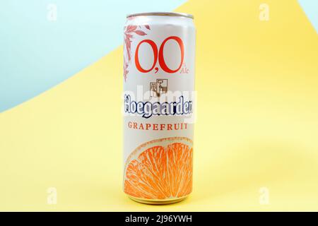 Tjumen, Russland-13. April 2022: Bier Hoegaarden Aluminium Dose. Mit Grapefruitgeschmack. Gelber Hintergrund Stockfoto