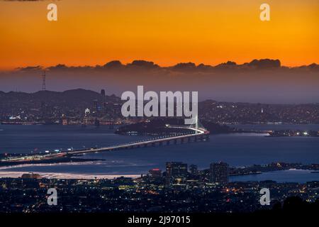 Die Skyline von San Francisco in Kalifornien USA während des Sonnenuntergangs Stockfoto