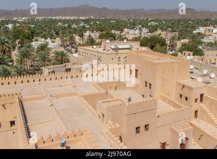 Nizwa, Oman - bekannt für seine Festung und Teil einer erstaunlichen Oase voller Palmen und Bananen, ist Nizwa eines der szenischsten Dörfer im Oman Stockfoto