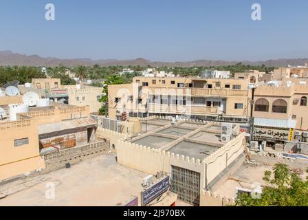 Nizwa, Oman - bekannt für seine Festung und Teil einer erstaunlichen Oase voller Palmen und Bananen, ist Nizwa eines der szenischsten Dörfer im Oman Stockfoto