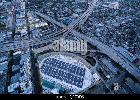 Der Austausch von Los Angeles USA und dem Staples Center während der Hauptverkehrszeit Stockfoto