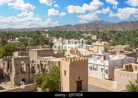 Nizwa, Oman - bekannt für seine Festung und Teil einer erstaunlichen Oase voller Palmen und Bananen, ist Nizwa eines der szenischsten Dörfer im Oman Stockfoto