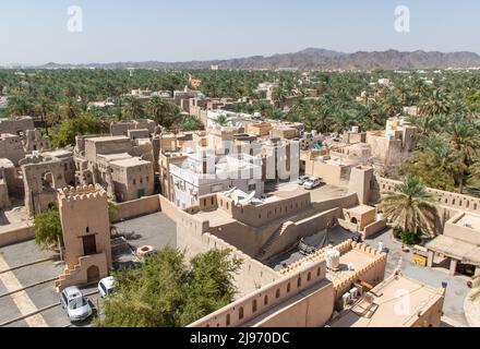 Nizwa, Oman - bekannt für seine Festung und Teil einer erstaunlichen Oase voller Palmen und Bananen, ist Nizwa eines der szenischsten Dörfer im Oman Stockfoto