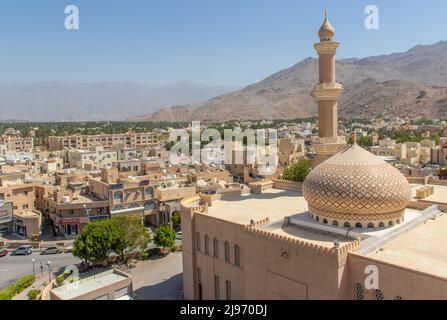 Nizwa, Oman - bekannt für seine Festung und Teil einer erstaunlichen Oase voller Palmen und Bananen, ist Nizwa eines der szenischsten Dörfer im Oman Stockfoto