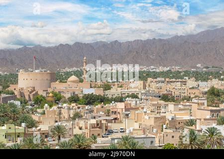 Nizwa, Oman - bekannt für seine Festung und Teil einer erstaunlichen Oase voller Palmen und Bananen, ist Nizwa eines der szenischsten Dörfer im Oman Stockfoto