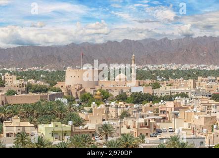 Nizwa, Oman - bekannt für seine Festung und Teil einer erstaunlichen Oase voller Palmen und Bananen, ist Nizwa eines der szenischsten Dörfer im Oman Stockfoto