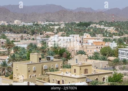 Nizwa, Oman - bekannt für seine Festung und Teil einer erstaunlichen Oase voller Palmen und Bananen, ist Nizwa eines der szenischsten Dörfer im Oman Stockfoto