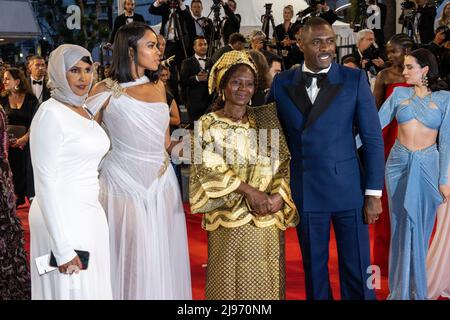 Cannes, Frankreich. 20.. Mai 2022. L-R : Maryam Egal, ihre Tochter Sabrina Dhowre Elba, Eve Elba und ihr Sohn Idris Elba verlassen am 75. 20. Mai 2022 am 4.. Tag des Filmfestivals in Cannes im Palais des Festivals in Cannes, Frankreich, die Vorführung von ‘Three Thousand Years of Longing’. Foto von Ammar Abd Rabbo/ABACAPRESS.COM Quelle: Abaca Press/Alamy Live News Stockfoto