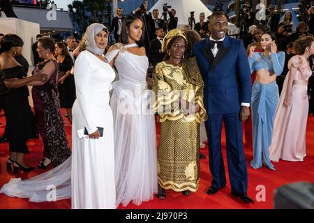 Cannes, Frankreich. 20.. Mai 2022. L-R : Maryam Egal, ihre Tochter Sabrina Dhowre Elba, Eve Elba und ihr Sohn Idris Elba verlassen am 75. 20. Mai 2022 am 4.. Tag des Filmfestivals in Cannes im Palais des Festivals in Cannes, Frankreich, die Vorführung von ‘Three Thousand Years of Longing’. Foto von Ammar Abd Rabbo/ABACAPRESS.COM Quelle: Abaca Press/Alamy Live News Stockfoto