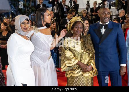 Cannes, Frankreich. 20.. Mai 2022. L-R : Maryam Egal, ihre Tochter Sabrina Dhowre Elba, Eve Elba und ihr Sohn Idris Elba verlassen am 75. 20. Mai 2022 am 4.. Tag des Filmfestivals in Cannes im Palais des Festivals in Cannes, Frankreich, die Vorführung von ‘Three Thousand Years of Longing’. Foto von Ammar Abd Rabbo/ABACAPRESS.COM Quelle: Abaca Press/Alamy Live News Stockfoto