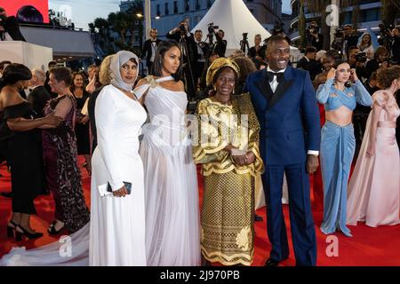 Cannes, Frankreich. 20.. Mai 2022. L-R : Maryam Egal, ihre Tochter Sabrina Dhowre Elba, Eve Elba und ihr Sohn Idris Elba verlassen am 75. 20. Mai 2022 am 4.. Tag des Filmfestivals in Cannes im Palais des Festivals in Cannes, Frankreich, die Vorführung von ‘Three Thousand Years of Longing’. Foto von Ammar Abd Rabbo/ABACAPRESS.COM Quelle: Abaca Press/Alamy Live News Stockfoto
