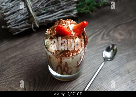 Tiramisu Dessert mit Erdbeeren und Schokoladensauce in einem Glas Stockfoto