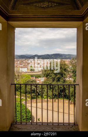 Ein Blick auf Florenz aus einem Fenster im Frühling Stockfoto