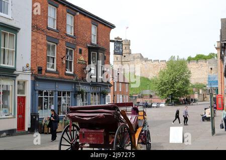 Minster Yard mit Pferdekutsche und das Schloss im Hintergrund in der Lincoln Cathedral, Lincoln, Großbritannien Stockfoto