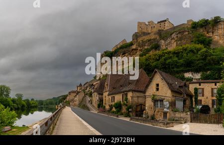 Beynac-et-Cazenac, Frankreich - 12. Mai 2022: Das historische und malerische mittelalterliche Dorf Beynac-et-Cadenac im Dordogne-Tal Stockfoto