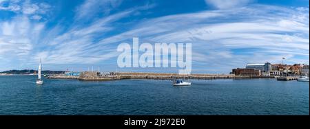 Gijon, Spanien - 24. April 2022: Segelboote fahren in der historischen Altstadt von Gijon in den Hafen und den Hafen Stockfoto