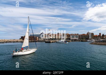 Gijon, Spanien - 24. April 2022: Segelboot fährt in die Marina und den Hafen der historischen Altstadt von Gijon Stockfoto