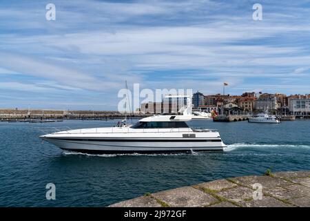 Gijon, Spanien - 24. April 2022: Luxus-Motoryacht verlässt den Yachthafen und Hafen in der historischen Altstadt von Gijon Stockfoto