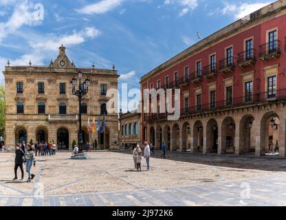 Gijon, Spanien - 24. April 2022: Der Plaza Mayor Platz mit Menschen, die einen sonnigen Tag im historischen Stadtzentrum von Gijon genießen Stockfoto