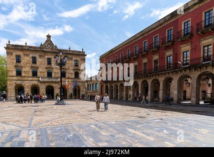 Gijon, Spanien - 24. April 2022: Der Plaza Mayor Platz mit Menschen, die einen sonnigen Tag im historischen Stadtzentrum von Gijon genießen Stockfoto