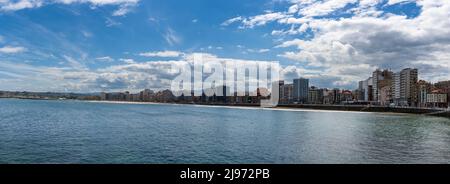 Gijon, Spanien - 24. April 2022: Panorama-Stadtbild von Gijon und dem Strand von San Lorenzo Stockfoto