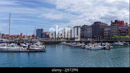 Gijon, Spanien - 24. April 2022: Blick auf den Sporthafen und Hafen von Gijon mit vielen Segelbooten an den Docks Stockfoto