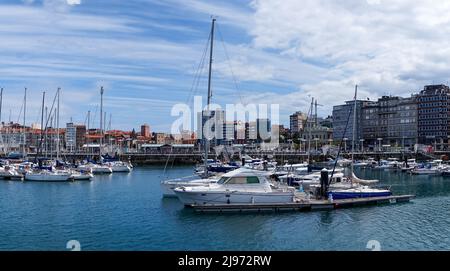 Gijon, Spanien - 24. April 2022: Blick auf den Sporthafen und Hafen von Gijon mit vielen Segelbooten an den Docks Stockfoto