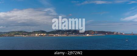 Gijon, Spanien - 24. April 2022: Panoramablick auf den Industriehafen und die Ölraffinerie in Gijon Stockfoto