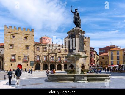 Gijon, Spanien - 24. April 2022: Blick auf den belebten und belebten Platz Plazuela de Marquez mit der Statue von Don Pelayo Stockfoto