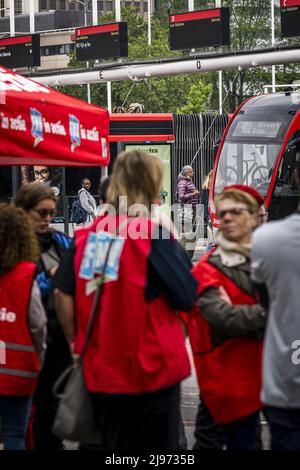 Eindhoven, Niederlande. 21.. Mai 2022. 2022-05-21 09:29:11 EINDHOVEN - Busfahrer im Regionalverkehr versammeln sich am zentralen Busbahnhof. Sie äußern ihre Unzufriedenheit mit dem endgültigen Angebot ihrer Arbeitgeber in den Tarifverhandlungen. ANP ROB ANGELAAR netherlands Out - belgium Out Credit: ANP/Alamy Live News Stockfoto