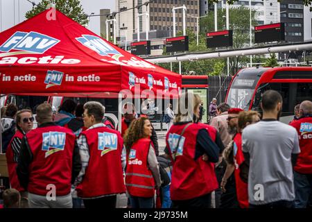 Eindhoven, Niederlande. 21.. Mai 2022. 2022-05-21 09:28:50 EINDHOVEN - Busfahrer im Regionalverkehr versammeln sich am zentralen Busbahnhof. Sie äußern ihre Unzufriedenheit mit dem endgültigen Angebot ihrer Arbeitgeber in den Tarifverhandlungen. ANP ROB ANGELAAR netherlands Out - belgium Out Credit: ANP/Alamy Live News Stockfoto