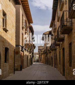 Olite, Spanien - 30. April 2022: Schmale malerische Straße in der historischen Altstadt Fußgängerzone von Olite Stockfoto