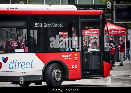 Eindhoven, Niederlande. 21.. Mai 2022. 2022-05-21 09:35:14 EINDHOVEN - Busfahrer im Regionalverkehr versammeln sich am zentralen Busbahnhof. Sie äußern ihre Unzufriedenheit mit dem endgültigen Angebot ihrer Arbeitgeber in den Tarifverhandlungen. ANP ROB ANGELAAR netherlands Out - belgium Out Credit: ANP/Alamy Live News Stockfoto