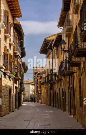 Olite, Spanien - 30. April 2022: Schmale malerische Straße in der historischen Altstadt Fußgängerzone von Olite Stockfoto