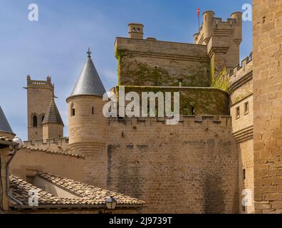 Olite, Spanien - 30. April 2022: Blick auf das Schloss Palacio Real de Olite im alten Stadtzentrum von Olite Stockfoto