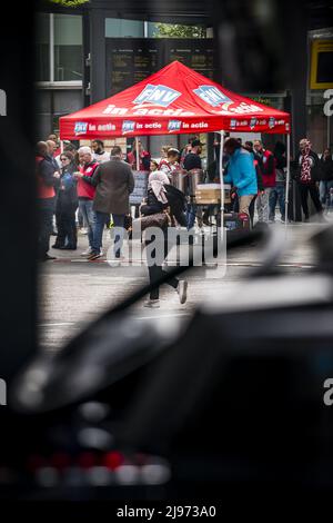 Eindhoven, Niederlande. 21.. Mai 2022. 2022-05-21 09:36:46 EINDHOVEN - Busfahrer im Regionalverkehr versammeln sich am zentralen Busbahnhof. Sie äußern ihre Unzufriedenheit mit dem endgültigen Angebot ihrer Arbeitgeber in den Tarifverhandlungen. ANP ROB ANGELAAR netherlands Out - belgium Out Credit: ANP/Alamy Live News Stockfoto