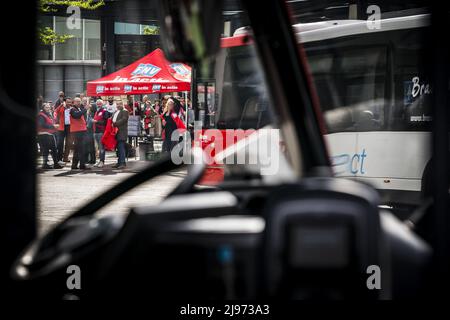 Eindhoven, Niederlande. 21.. Mai 2022. 2022-05-21 09:37:12 EINDHOVEN - Busfahrer im Regionalverkehr versammeln sich am zentralen Busbahnhof. Sie äußern ihre Unzufriedenheit mit dem endgültigen Angebot ihrer Arbeitgeber in den Tarifverhandlungen. ANP ROB ANGELAAR netherlands Out - belgium Out Credit: ANP/Alamy Live News Stockfoto