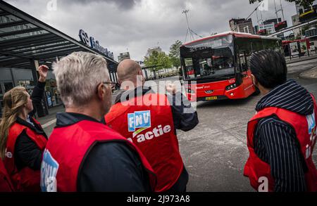 Eindhoven, Niederlande. 21.. Mai 2022. 2022-05-21 09:42:39 EINDHOVEN - Busfahrer im Regionalverkehr versammeln sich am zentralen Busbahnhof. Sie äußern ihre Unzufriedenheit mit dem endgültigen Angebot ihrer Arbeitgeber in den Tarifverhandlungen. ANP ROB ANGELAAR netherlands Out - belgium Out Credit: ANP/Alamy Live News Stockfoto