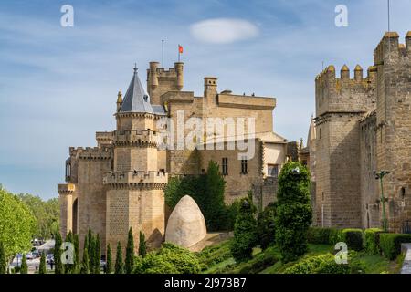 Olite, Spanien - 30. April 2022: Blick auf das Schloss Palacio Real de Olite im alten Stadtzentrum von Olite Stockfoto