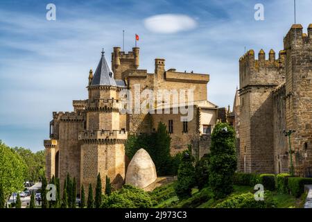 Olite, Spanien - 30. April 2022: Blick auf das Schloss Palacio Real de Olite im alten Stadtzentrum von Olite Stockfoto