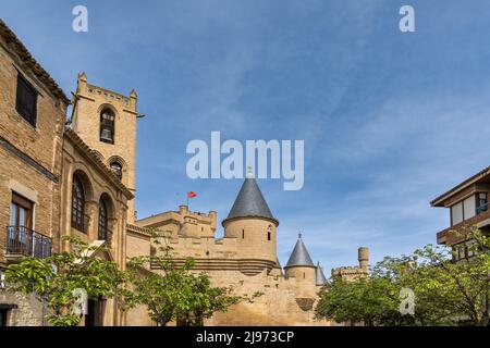 Olite, Spanien - 30. April 2022: Blick auf das Schloss Palacio Real de Olite im alten Stadtzentrum von Olite Stockfoto