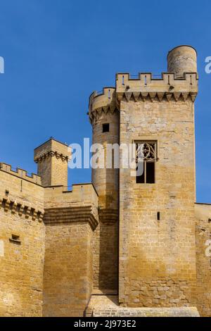 Olite, Spanien - 30. April 2022: Blick auf das Schloss Palacio Real de Olite im alten Stadtzentrum von Olite Stockfoto