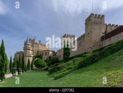 Olite, Spanien - 30. April 2022: Blick auf das Schloss Palacio Real de Olite im alten Stadtzentrum von Olite Stockfoto