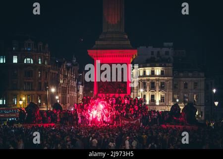 London, Großbritannien. 20.. Mai 2022. 20.. Mai 2022, London, England: Die AFC-Fans von Sunderland treffen sich am Abend vor ihrem Finale der EFL League One Playoff gegen Wycombe Wanderers auf dem Trafalgar Square. Kredit: Thomas Jackson/Alamy Live Nachrichten Stockfoto