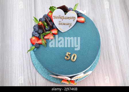 Geburtstagskuchen zum Geburtstag eines Mannes. Die Inschrift auf dem Kuchen: "An den besten Vater, geliebten Mann. Alles Gute Zum Jahrestag!“ Schöne cak zum 50.. Geburtstag Stockfoto