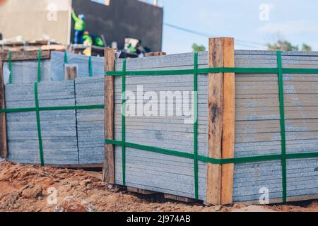 Industrielle Gebäude Zement gepresste Materialien. Betonblock Zementstein. Fertigprodukte auf Paletten kompakt gestapelt Holzrahmen platziert auf Stockfoto