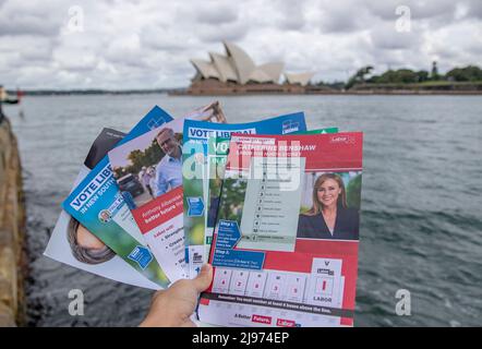 Sydney. 21.. Mai 2022. Das am 21. Mai 2022 aufgenommene Foto zeigt Kampagnenmaterialien für die australischen Bundestagswahlen 2022 in Sydney, Australien. Die australischen Bundestagswahlen begannen am Samstagmorgen im ganzen Land, wo entweder die Koalition oder die Labour-Partei in einem knapp beengenden Wettbewerb eine Mehrheit gewinnen müssen. Quelle: Bai Xuefei/Xinhua/Alamy Live News Stockfoto