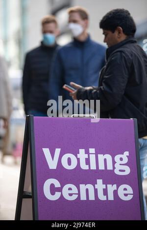 Sydney. 21.. Mai 2022. Das Foto vom 21. Mai 2022 zeigt ein Wahlzentrum der australischen Bundestagswahl 2022 in Sydney, Australien. Die australischen Bundestagswahlen begannen am Samstagmorgen im ganzen Land, wo entweder die Koalition oder die Labour-Partei in einem knapp beengenden Wettbewerb eine Mehrheit gewinnen müssen. Quelle: Bai Xuefei/Xinhua/Alamy Live News Stockfoto