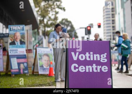 Sydney. 21.. Mai 2022. Das Foto vom 21. Mai 2022 zeigt ein Wahlzentrum der australischen Bundestagswahl 2022 in Sydney, Australien. Die australischen Bundestagswahlen begannen am Samstagmorgen im ganzen Land, wo entweder die Koalition oder die Labour-Partei in einem knapp beengenden Wettbewerb eine Mehrheit gewinnen müssen. Quelle: Bai Xuefei/Xinhua/Alamy Live News Stockfoto